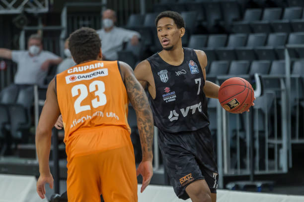 更偏向中场 更偏向中场