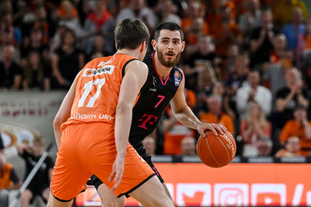 也不轻言放 也不轻言放